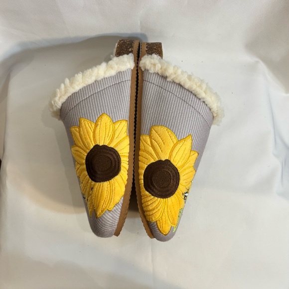 LAND’S END Sz 7B Slippers Clogs Faux Shearling Embroidered Flower and Bees NEW - Picture 6 of 14